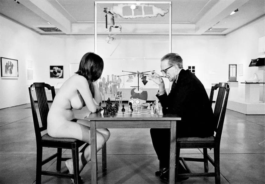 Babitz desnuda con el autor de Desnudo bajando una escalera, Marcel Duchamp.
