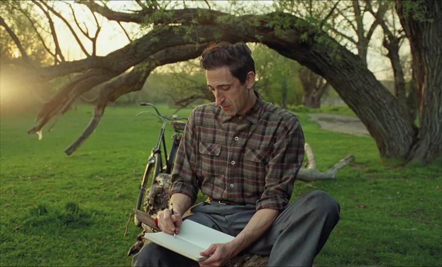 The Brutalist cuenta la historia de László Tóth (Adrien Brody), un arquitecto judío húngaro superviviente de la II Guerra Mundial que emigra a Estados Unidos.
