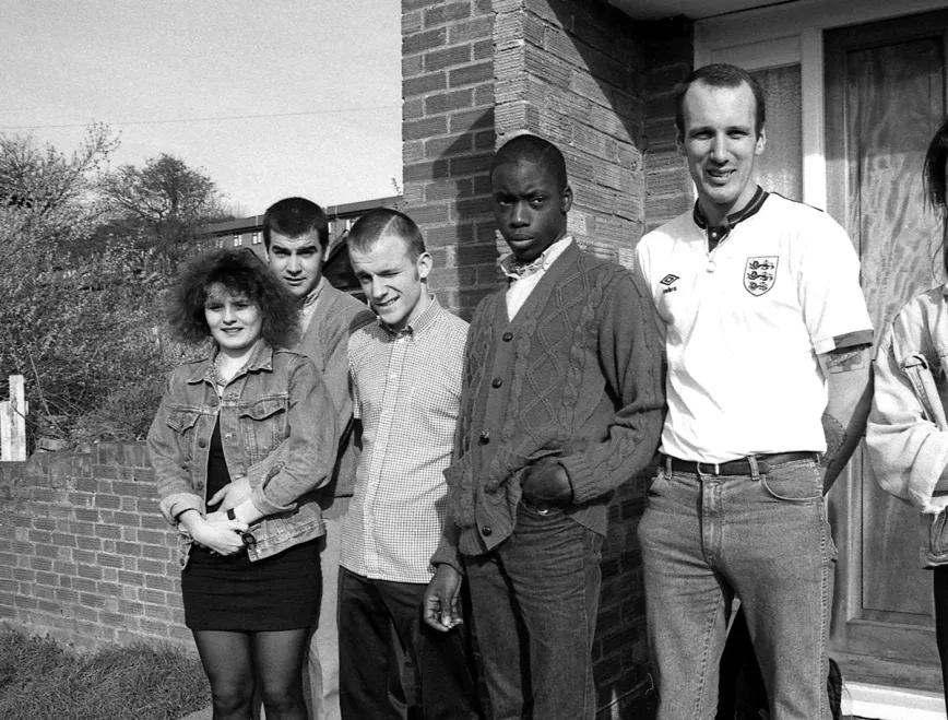 El fotolibro de culto Skins (1994), de Gavin Watson, documentó el espíritu radical e integrador que animó en sus orígenes la emergente cultura skinhead de los años 70.