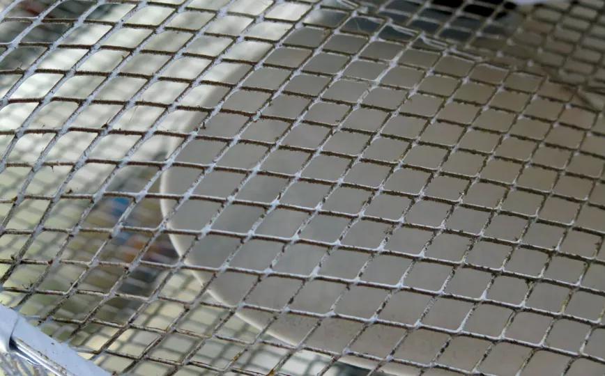 El panel eléctrico debe ser revisado al menos una vez al año y todas las conexiones apretadas de nuevo.&nbsp;