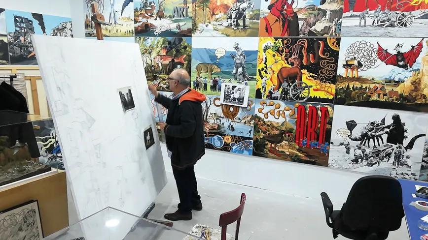 Óscar Seco trabajando en su estudio Corner gallery & studio, en Carabanchel, Madrid.