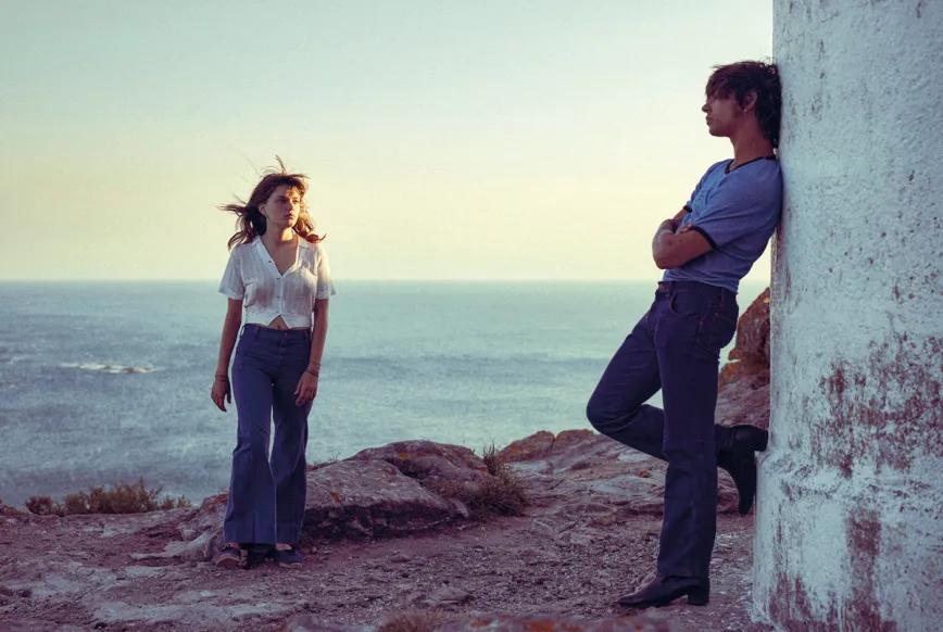  En Romería Carla Simón trata de reconstruir la historia de sus padres, adictos a la heroína y muertos por VIH cuando ella era niña.