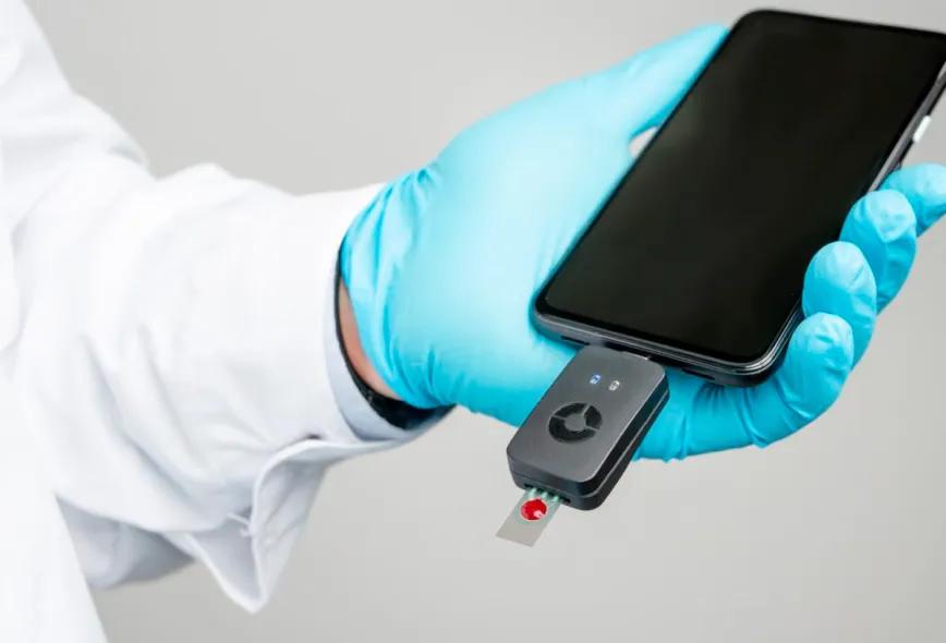 Sensor portátil que se conecta a tu móvil para detectar cannabinoides sintéticos en minutos.