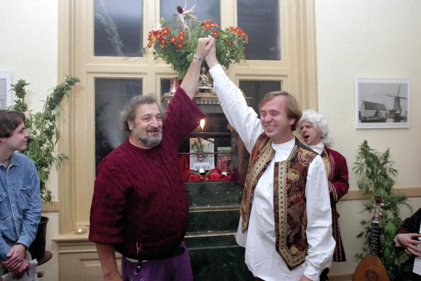 Ben con el activista Jack Herer, autor de El emperador está desnudo y en cuyo honor se bautizó la famosa variedad.