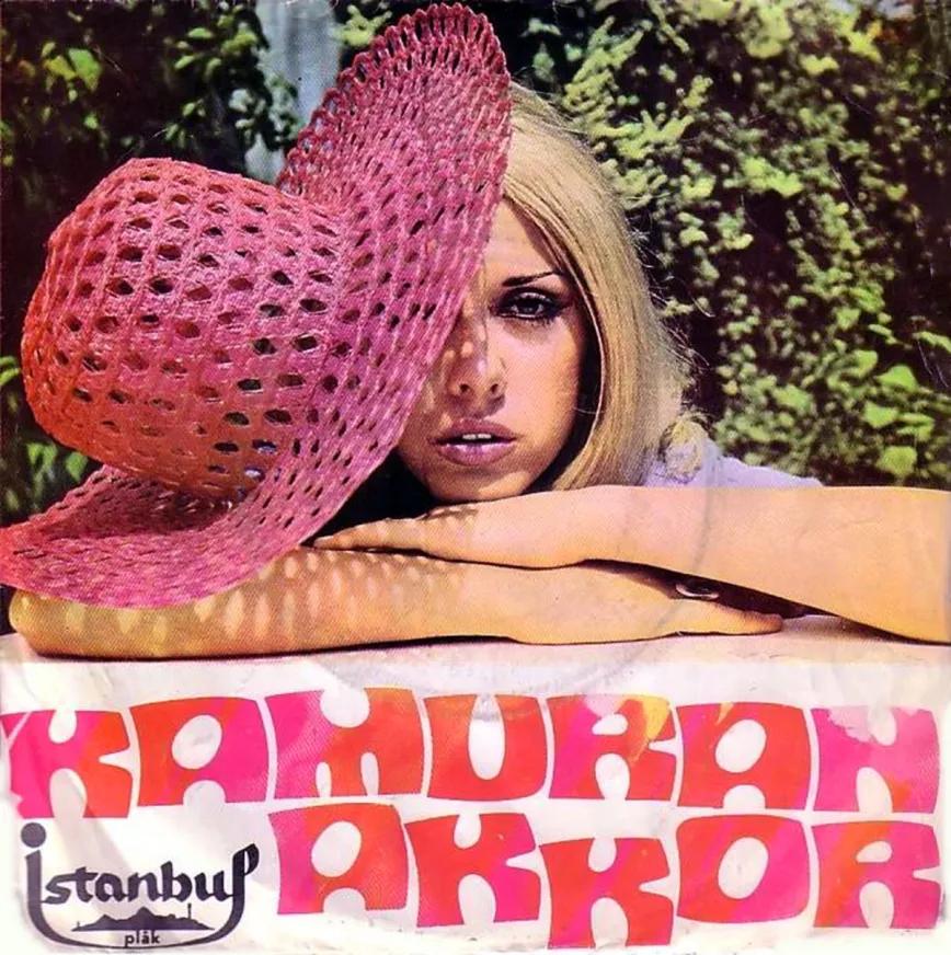  La diva Kamuran Akkor, cantante y actriz, algo así como la Stevie Nicks otomana.