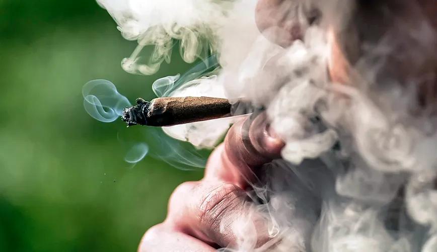 Republicanos de Florida buscan prohibir fumar y vapear cannabis en espacios públicos