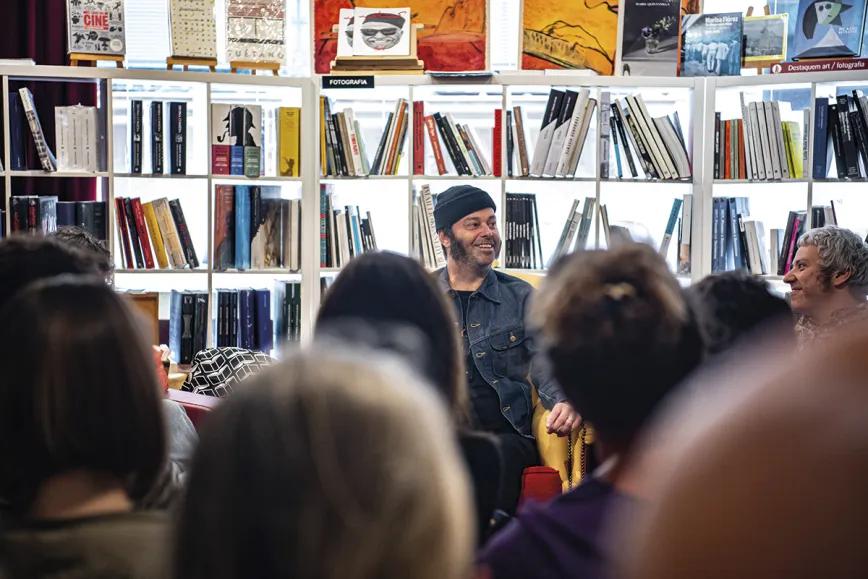 Joel Gion, entrevistado por Oliver Mancebo, en la presentación de Memorias de la jungla psicodélica en la librería Nollegiu del Poblenou (Barcelona). 