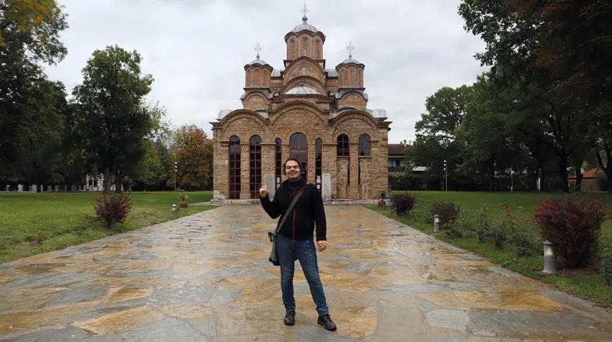 El traductor y novelista Elvi Sidheri frente al monasterio ortodoxo de Gracanica.