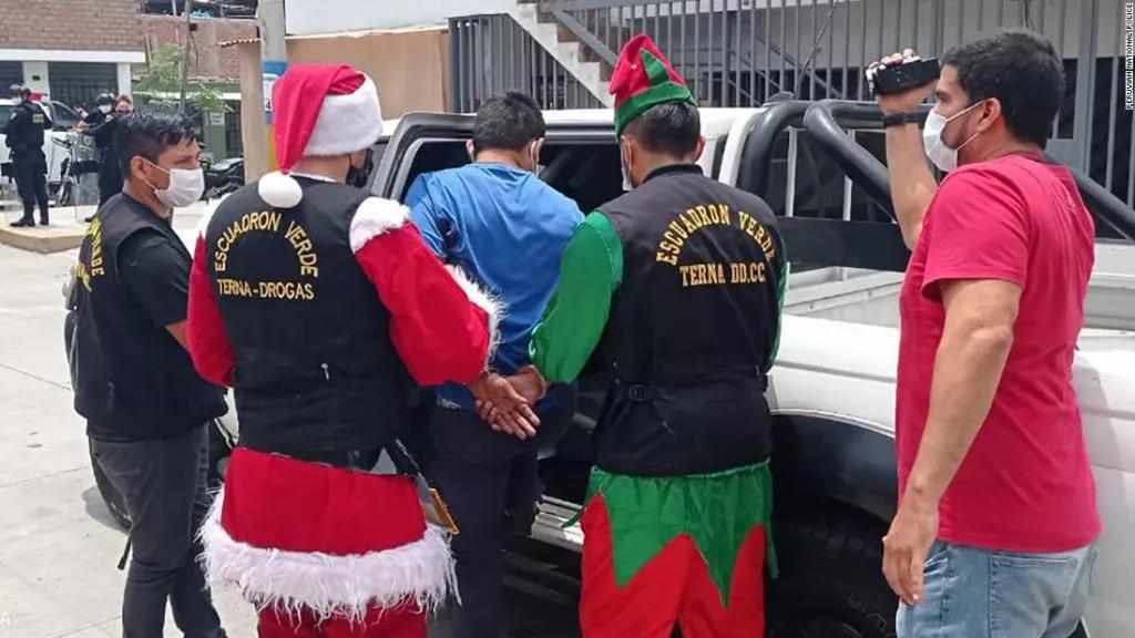 Policías vestidos de Papá Noel y duendes detienen a traficantes en Lima