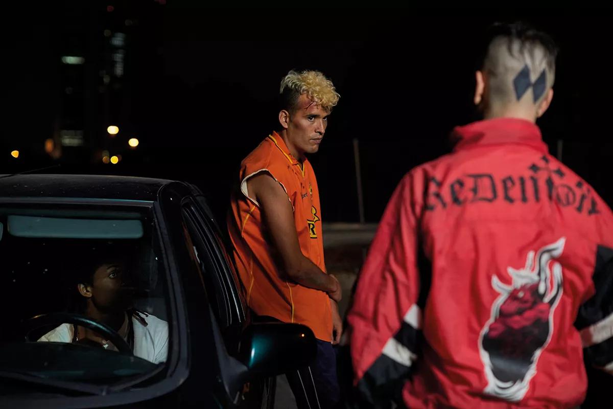 Además del título de la película y el tatuaje de su protagonista, “Dos rombos” fue un código de regulación de contenidos usado en España que servía para censurar programas cargados de contenido erótico, violento o de terror.