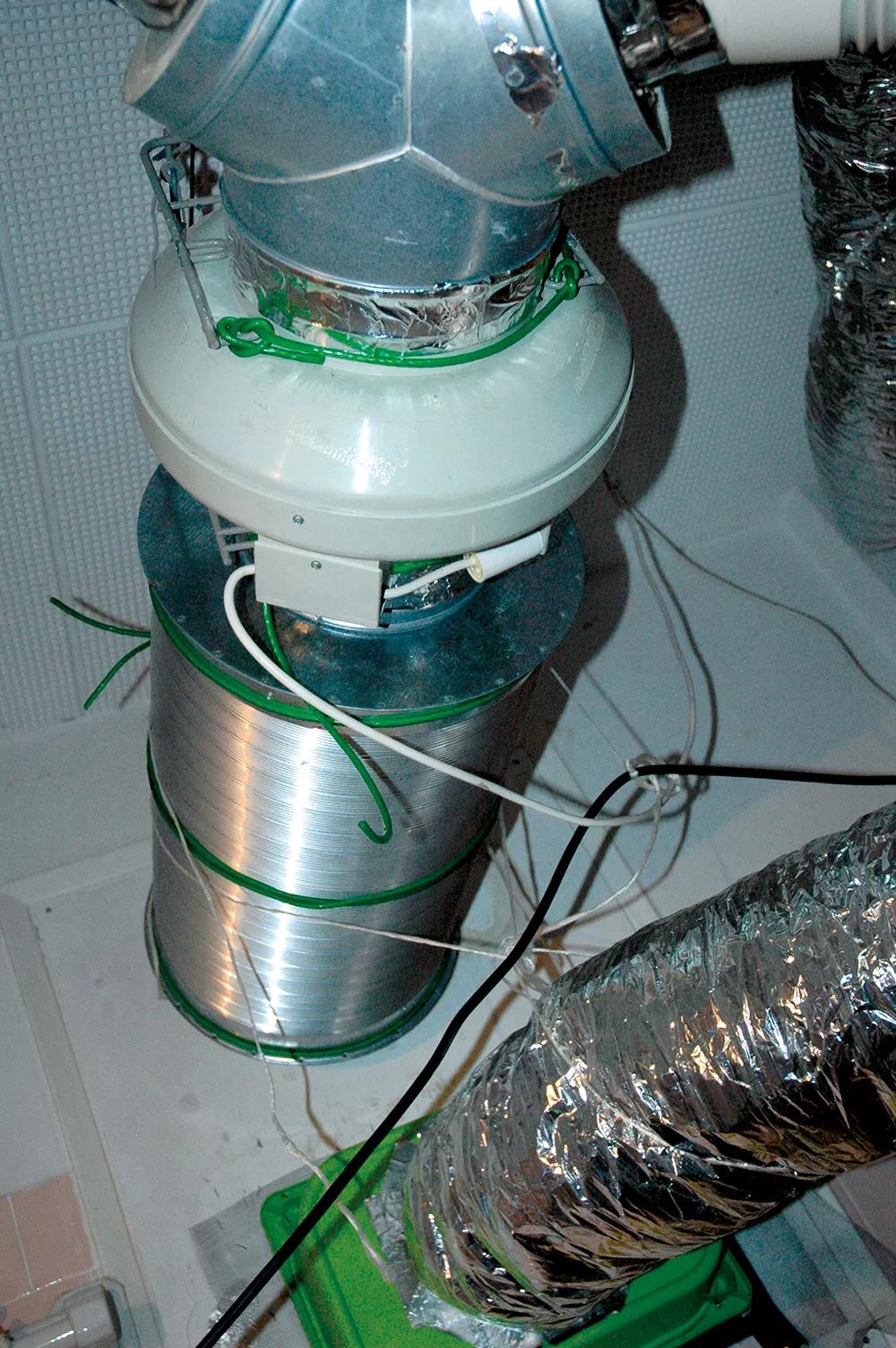 Es imprescindible utilizar un filtro de carbón activo para eliminar el olor del aire extraído del cultivo.