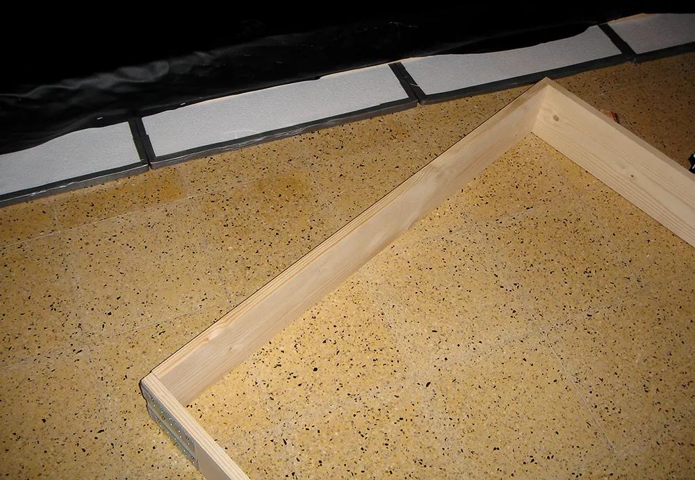 Detalle del marco de madera que sostiene la lámina de caucho.