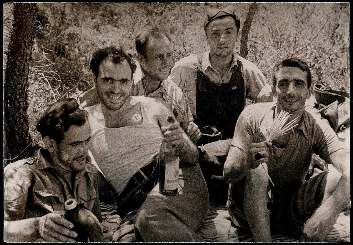 Un momento de solaz y camaradería durante la guerra en el Frente Republicano