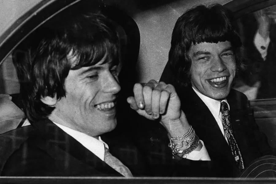 Jagger y Richards camino del tribunal, 10 de mayo de 1967. Condenados a tres meses y un año de cárcel respectivamente, gracias a la presión de la protesta serían puestos en libertad al día siguiente.