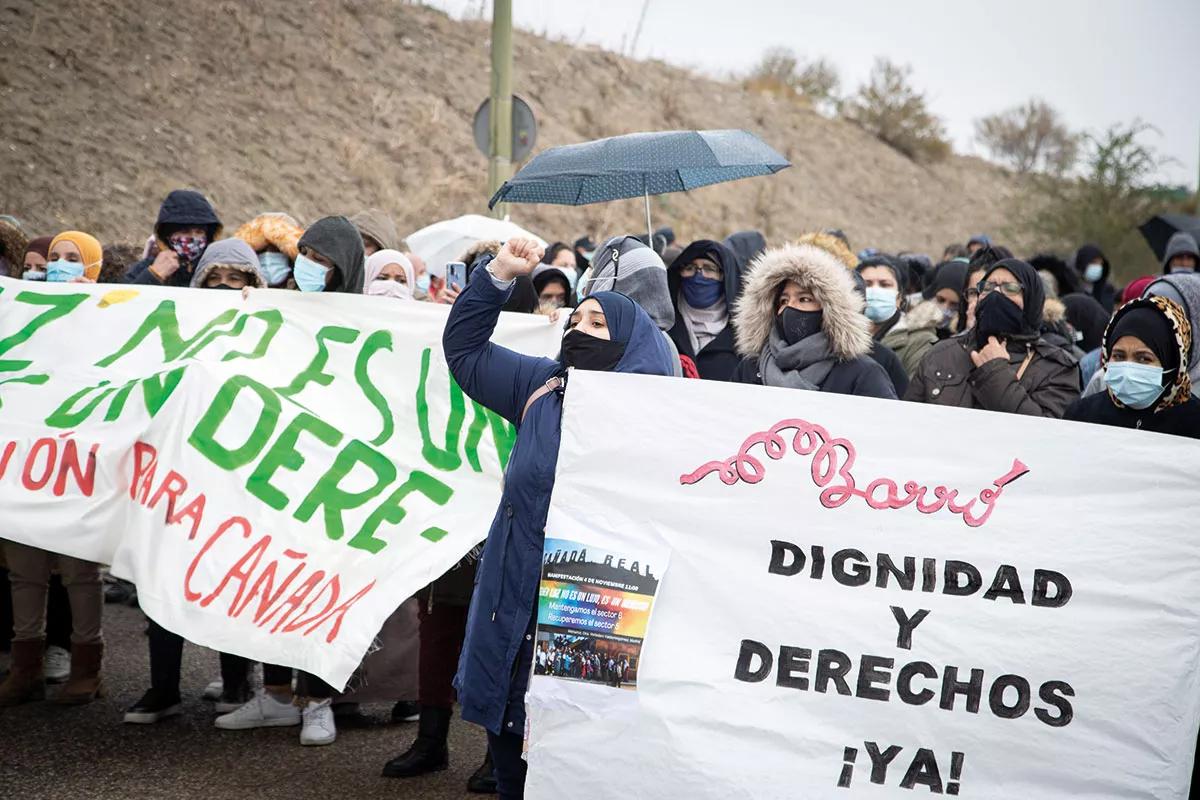 Manifestación de las vecinas contra los cortes de luz en la Cañada Real, el 4 de noviembre de 2020. “Tener luz no es un lujo, es un derecho”, dice la pancarta