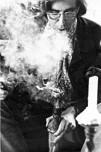 Steve Abrams dándole a la cachimba.