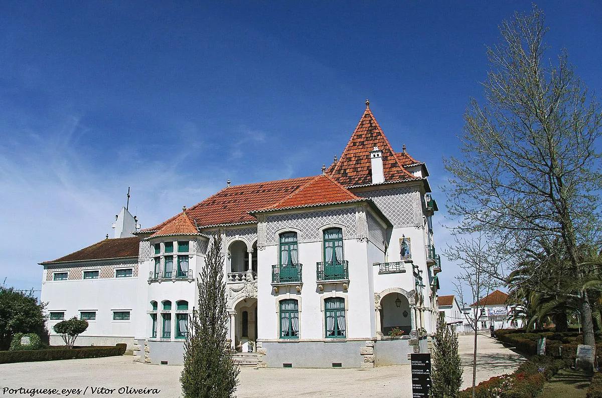 Casa Museo Egas Moniz en Avanca (Portugal), donde nació Moniz y donde se puede disfrutar de la contemplación de sus obras de arte y del instrumental de sus quehaceres científicos.
