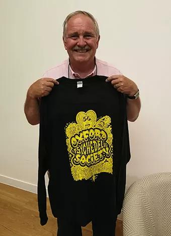 Nutt posando con una camiseta psicodélica de la Oxford Psichodelic Society