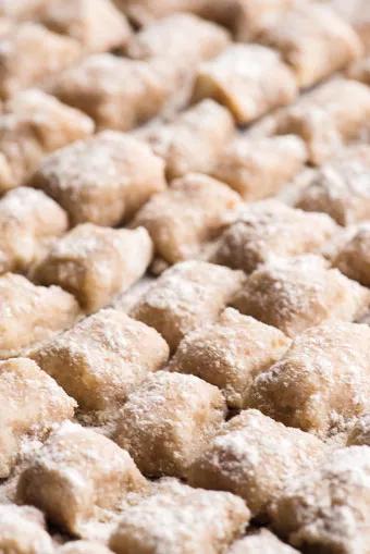 Ñoquis de yuca con cannasalsa huancaína, rúcula y avellanas