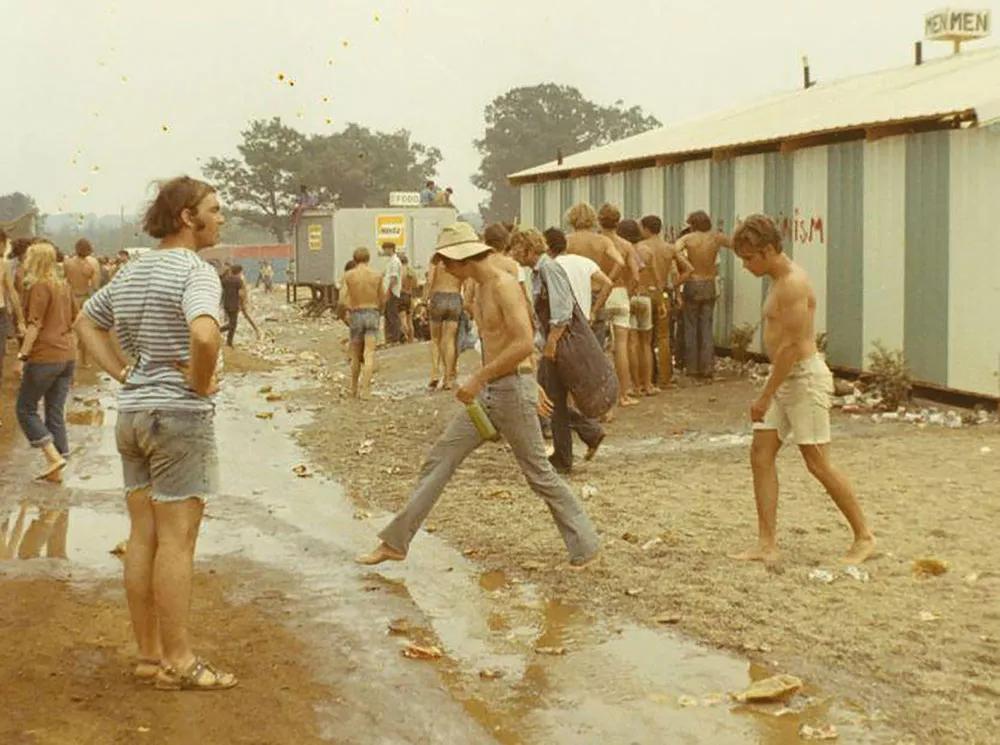 En la foto, tomada junto a un baño de hombres, se ven las condiciones insalubres en las que tuvieron que convivir los asistentes.