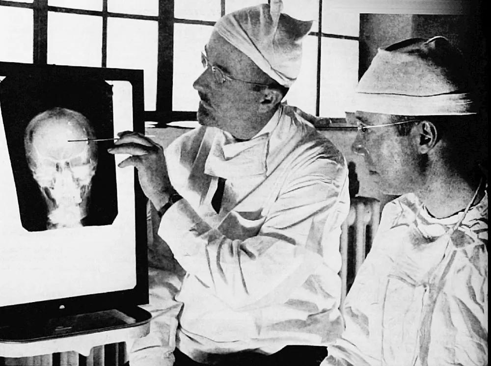 Freeman y el doctor James W. Watts planifican su próxima lobotomía.