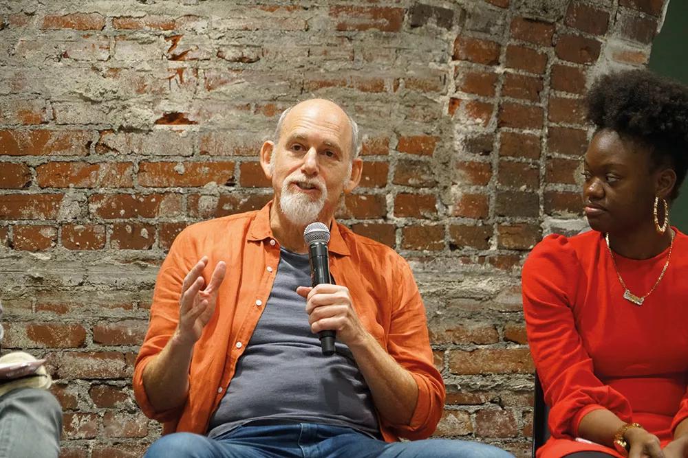 Ethan Nadelmann, fundador de Drug Policy Alliance, participando en la sesión “¿El tabaco y el vapeo son la próxima frontera de la prohibición de drogas?”, junto a Queen Adesuyi, coordinadora de políticas de DPA.