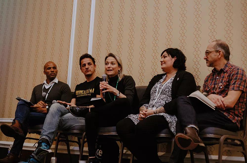 Superando el “cannacentrismo”. En la imagen, un momento del debate “¿Legalizar TODAS las drogas? De izquierda a derecha: Akwasi Owusu-Bempah (Universidad de Toronto-Canadá), Seteve Rolles (Transform-UK), Zara Snapp (Insituto RIA - México), Zoe Dodd (Toronto Overdose Prevention Society) y Scott Bernstein (Canadian Drug Policy Coalition).