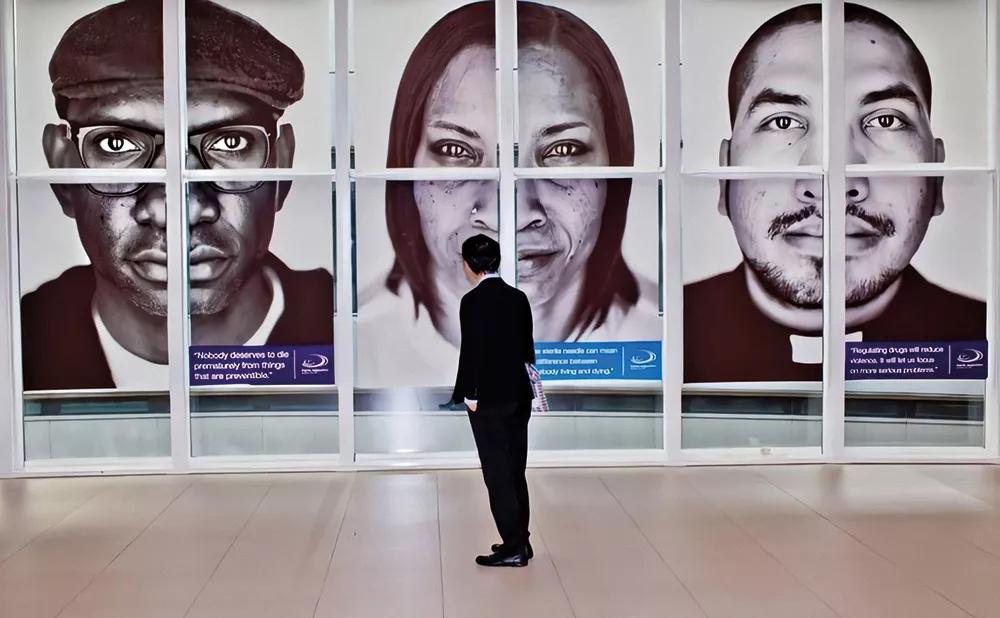 Martin retratado en la campaña de la Coalición para la Reducción de Daños (Harm Reduction Coalition) de 2016. Estos carteles fueron expuestos en la sede de la Oficina de Naciones Unidas contra la Droga y el Delito (ONUDD) en Viena y en el Museo de Políticas de Drogas en Nueva York durante la celebración de la UNGASS en 2016.