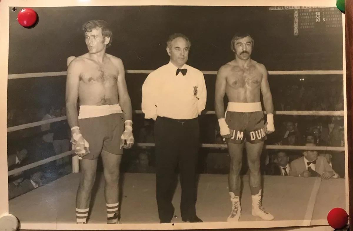 10 de octubre de 1975, junto a Moisés Fajardo, en el combate que le haría por primera vez campeón de España de pesos Superwelter.