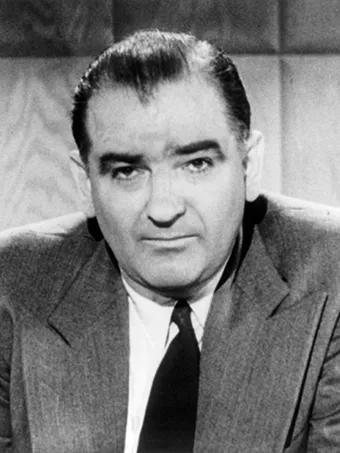 Joe McCarthy, el azote de los comunistas, el responsable de la caza de brujas, era adicto a la heroína y Anslinger se encargaría de que no le faltara.