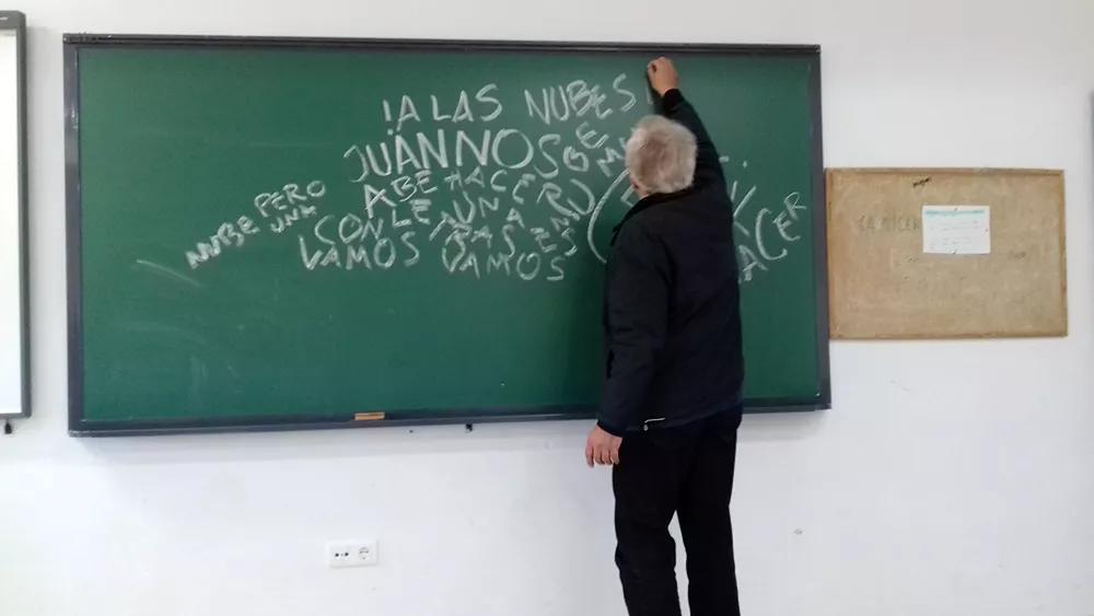 Retratado por uno de sus alumnos mientras ejerce como profesor en un instituto de Mérida.