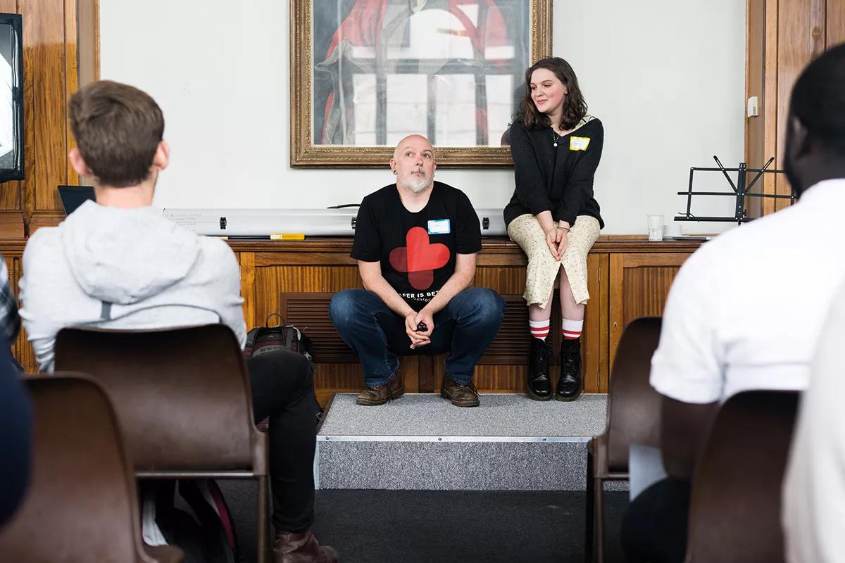 En un seminario en Londres para LEAP (organización internacional de policías y expolicías que aboga por la reforma de las políticas de drogas), Nigel Brunsdon y su hija Emily cuentan su experiencia como padre e hija que comparten un hogar centrado en la reducción de daños.