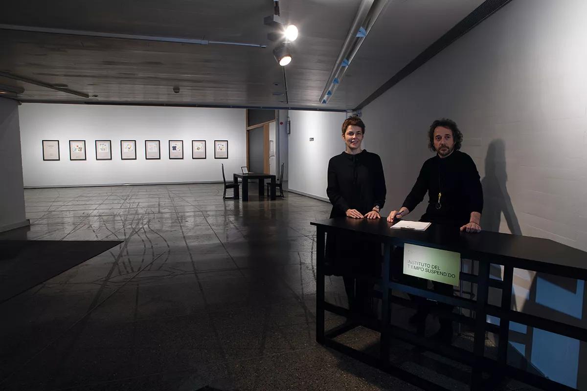 Raquel Friera y Javier Bassas atienden en persona a los espectadores/pacientes en la primera sede física del Instituto del Tiempo Suspendido, el MUSAC, Museo de Arte contemporáneo de Castilla y León.