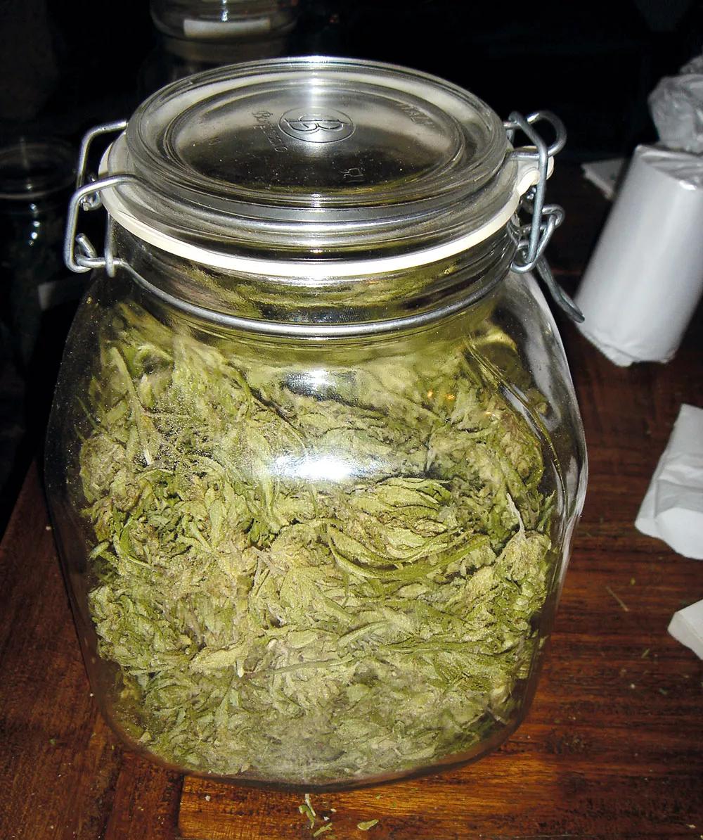 Un bote de cristal hermético es uno de los mejores recipientes para conservar el cannabis a largo plazo.