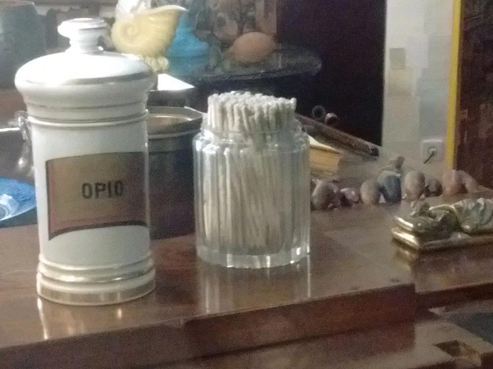 En su despacho, Ramón guardaba dos frascos de farmacia. Uno de ellos estaba rotulado con la palabra ideas y el otro con la palabra opio.