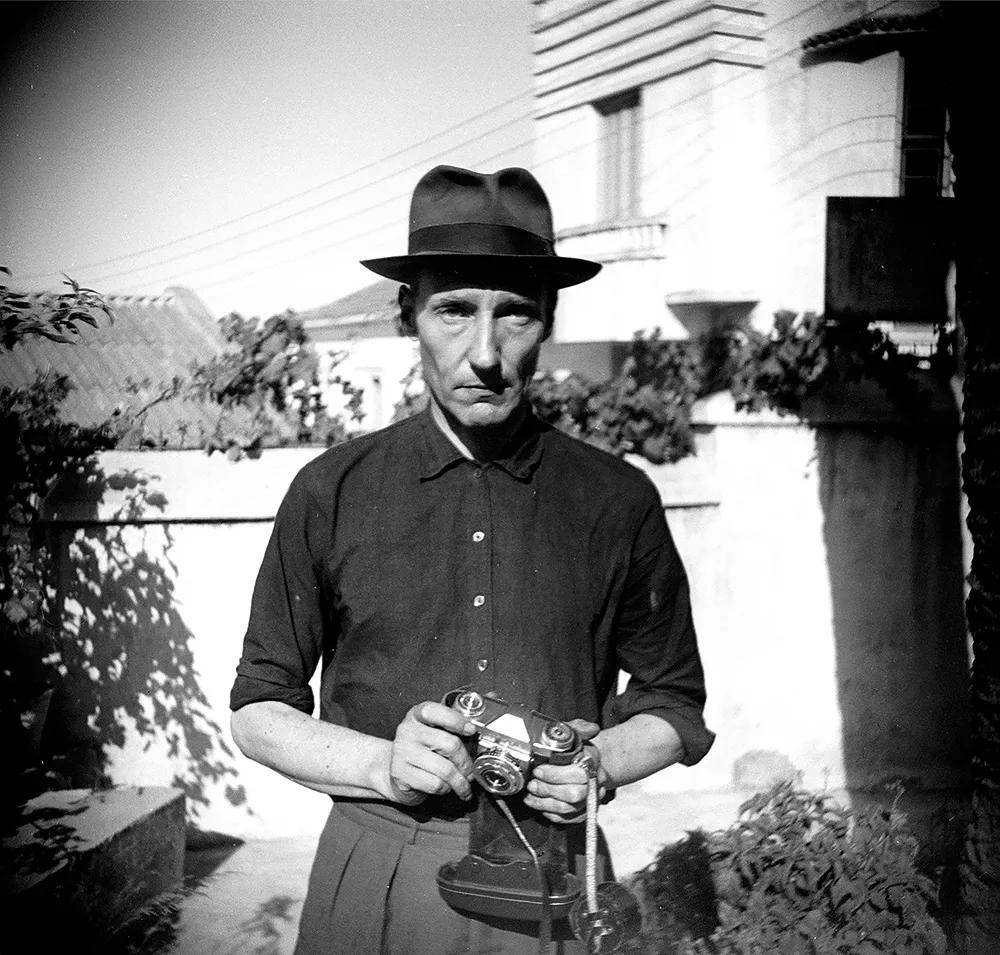 Burroughs en el jardín de Villa Mouniria, Tánger
