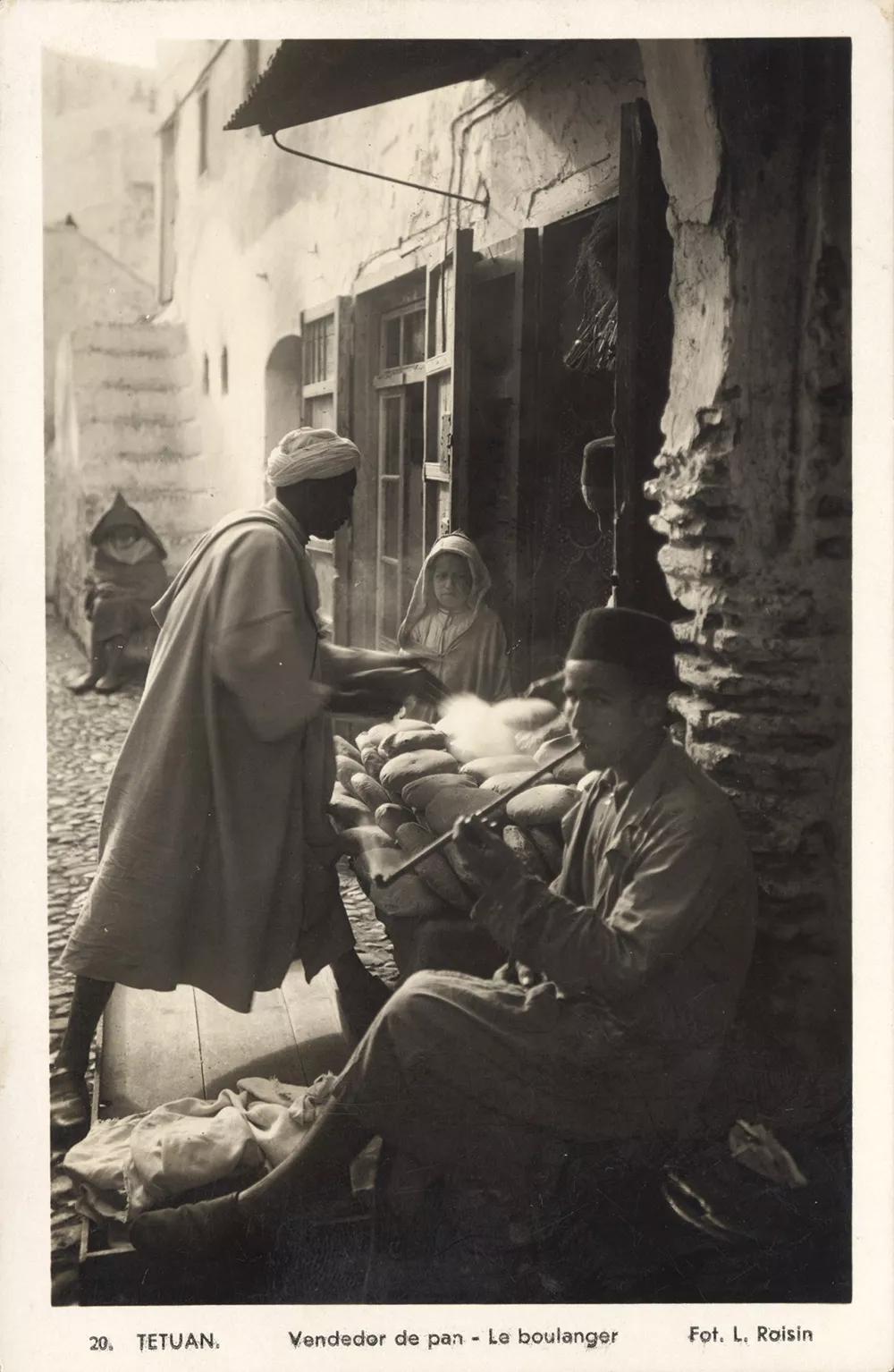Tetuan. Vendedor de pan y fumador de kif de Lucien Roisin. Tarjeta postal, c. 1920, colección particular