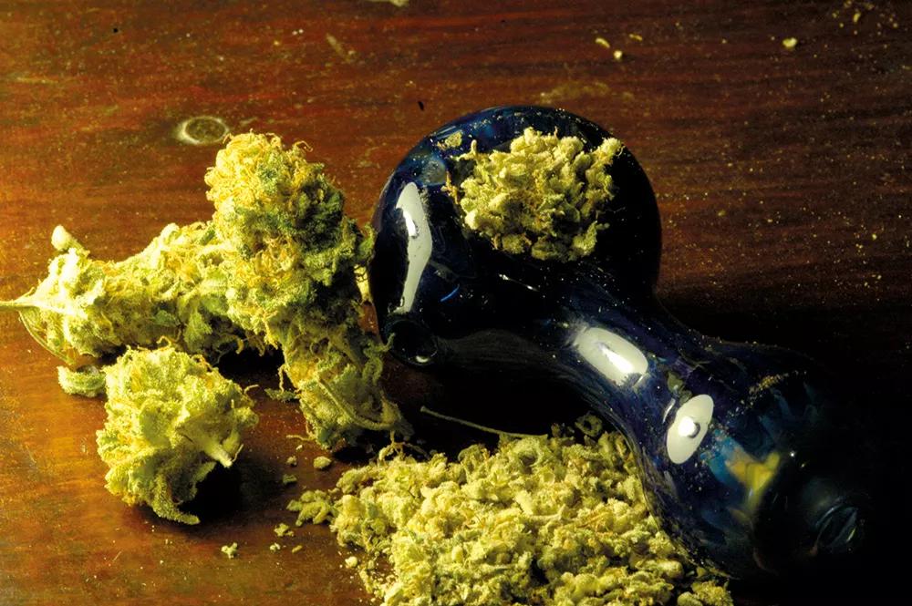 Al fumar, el calor de la combustión acaba de descarboxilar los ácidos cannabinoicos que puedan quedar en la resina.