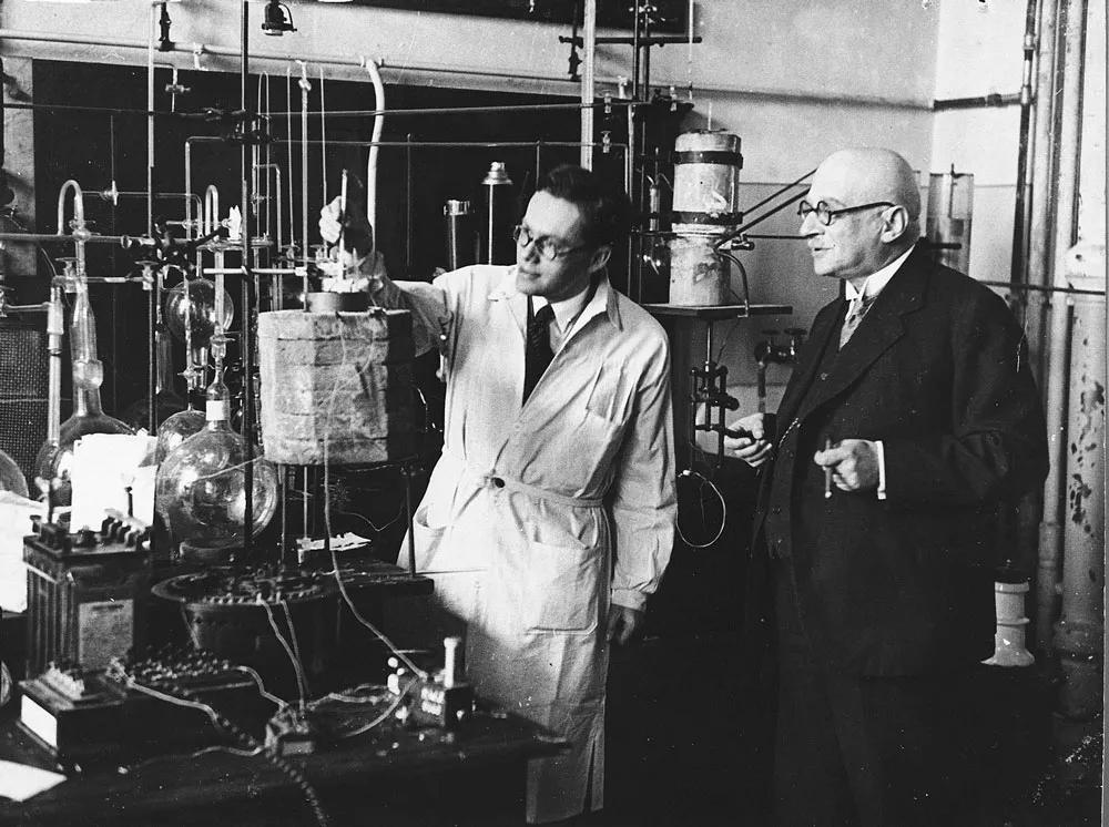 Haber propuso el ciclo de Born-Haber junto a Max Born, método para evaluar la energía reticular de un sólido iónico