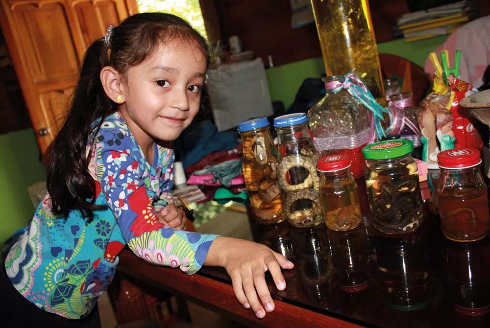 Tataranieta de la chamana Consuelo, monstrando su colección de serpientes