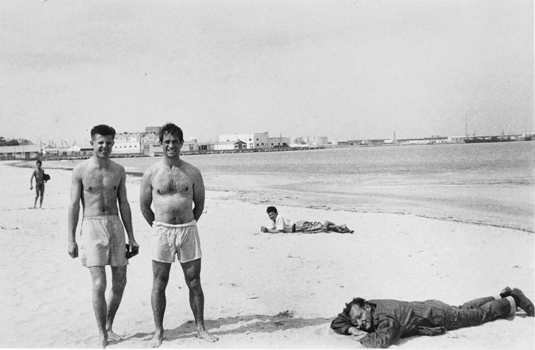 . Con Peter Orlovsky y William S. Burroughs fotografiados por Allen Ginsberg en una playa de Tánger (1957).