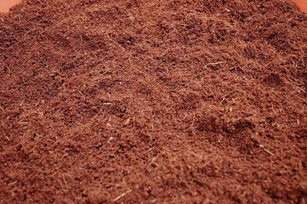 La fibra de coco absorbe mucha agua, se fabrica a partir de un material de desecho y su producción no daña el medioambiente.