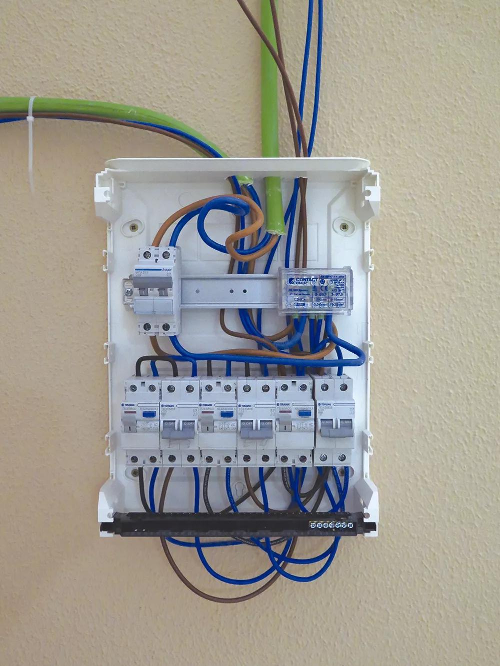 Monta una instalación eléctrica segura y revisa y aprieta las conexiones periódicamente.