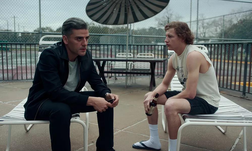 Oscar Isaac con Tye Sheridan en una escena de El contador de cartas.