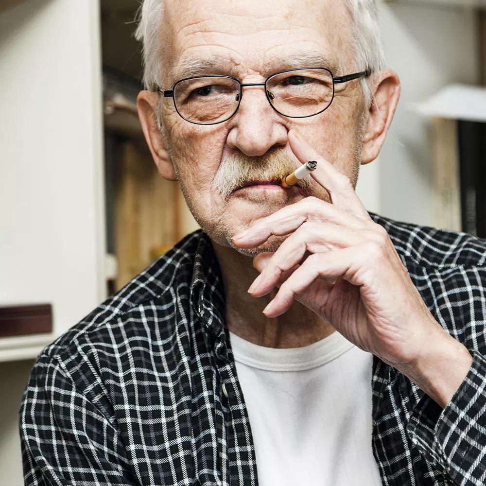 Siempre con su cigarrillo: “El tabaco es la droga de la gente honrada, como decía Molière, el tónico cerebral por excelencia”.