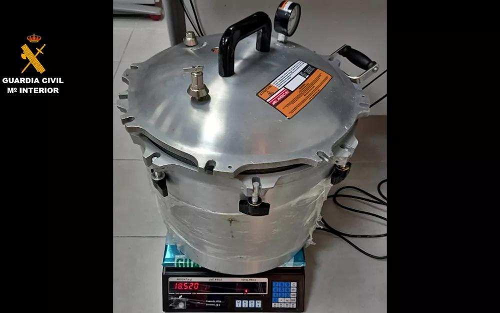 Tres kilos de cocaína ocultos en una olla exprés, el último escondite de droga hallado por la Guardia Civil