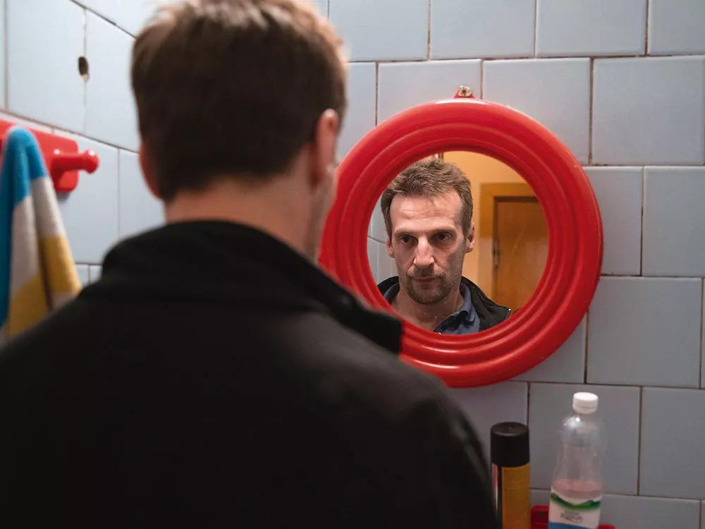 el actor Matthieu Kassovitz en la serie Oficina de infiltrados (2020).