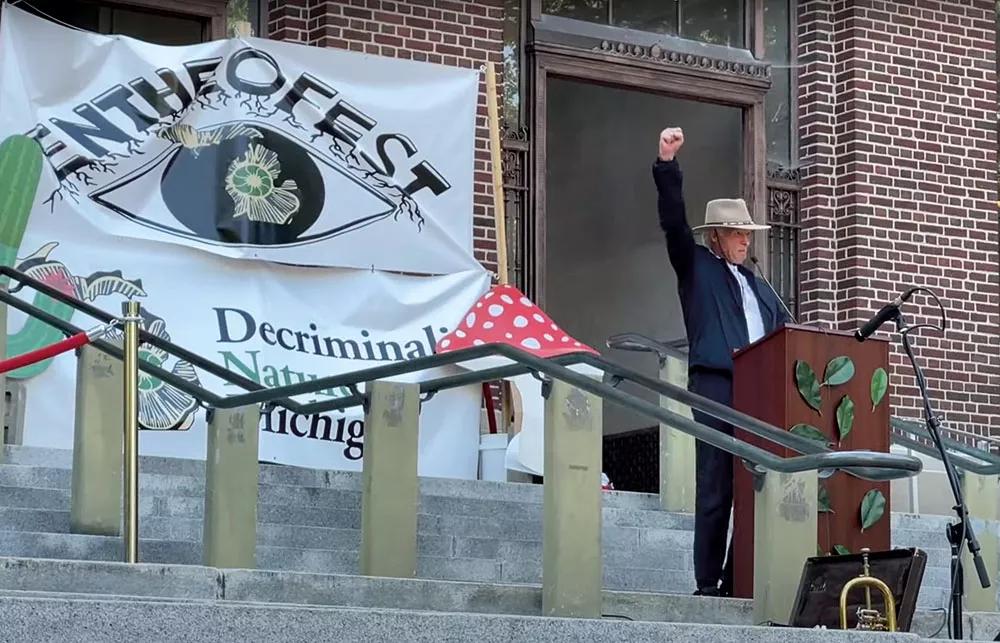 Celebrando el primer aniversario de la despenalización de las setas psilocybe en Michigan, en el festival EntheoFest (septiembre, 2021).