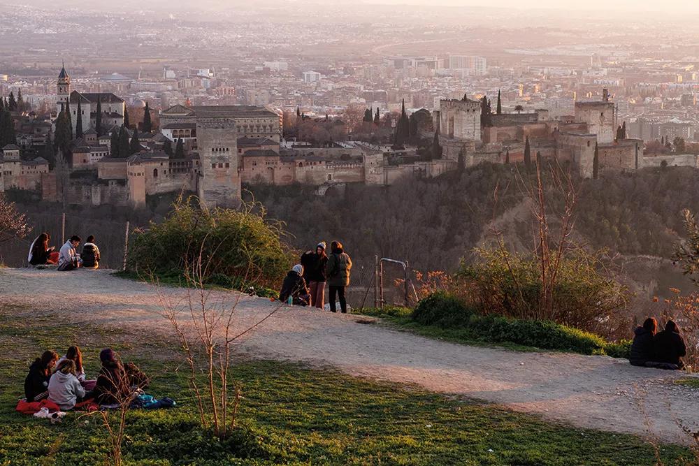 La Alhambra, cien porros posibles y una rave