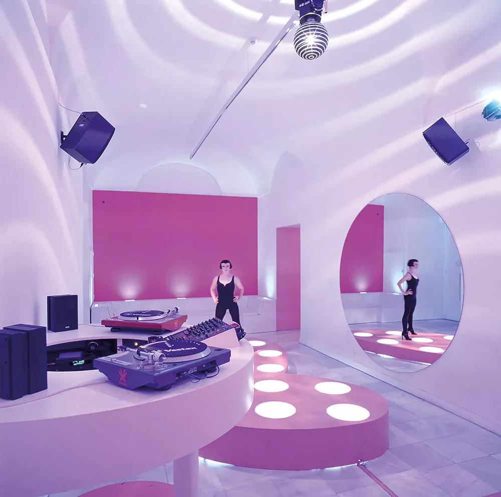 Dance & Disco (2000), obra de Ana Laura Aláez (Bilbao, 1964) que documenta el proceso de transformación del Espacio 1 del Museo Reina Sofía en un club temporal de música electrónica, reafirmando el potencial efímero de las artes vivas (el baile) sobre el fetichismo de la obra expuesta.